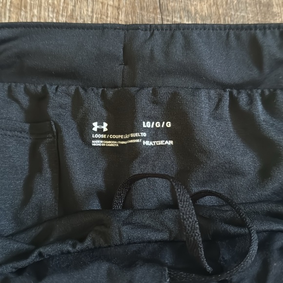 Black and white Under Armour shorts. Smoke free, pet friendly home. - Picture 3 of 3